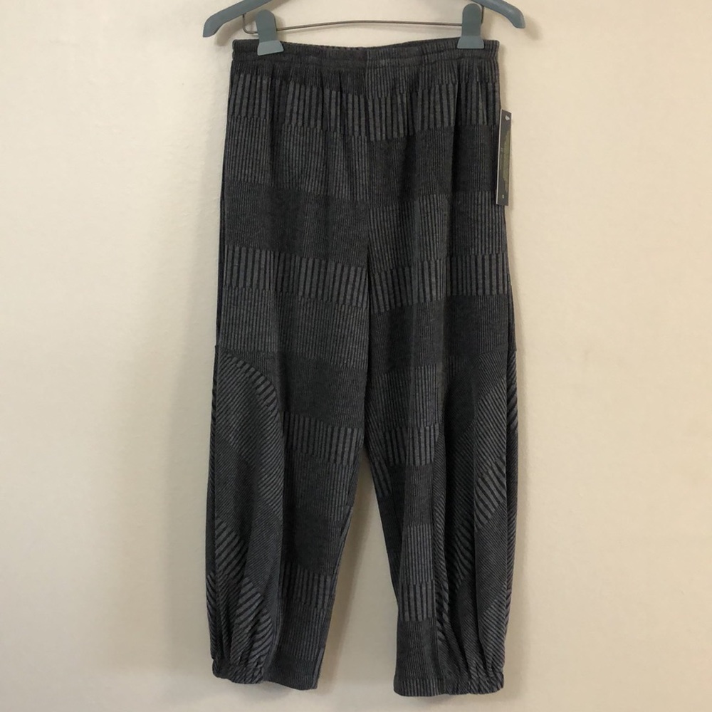 Pull-on Gray cropped pants designer is IC Collections by Connie K